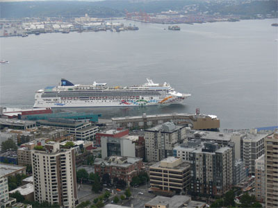 Norwegien Pearl cruise ship leaves port